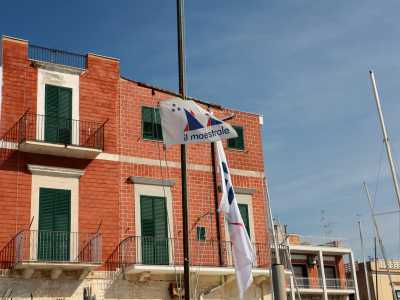 La palazzina che lo ospita � un ex deposito di angurie: la sua esposizione verso ovest la rendeva infatti ideale per la conservazione della frutta anche durante l'estate